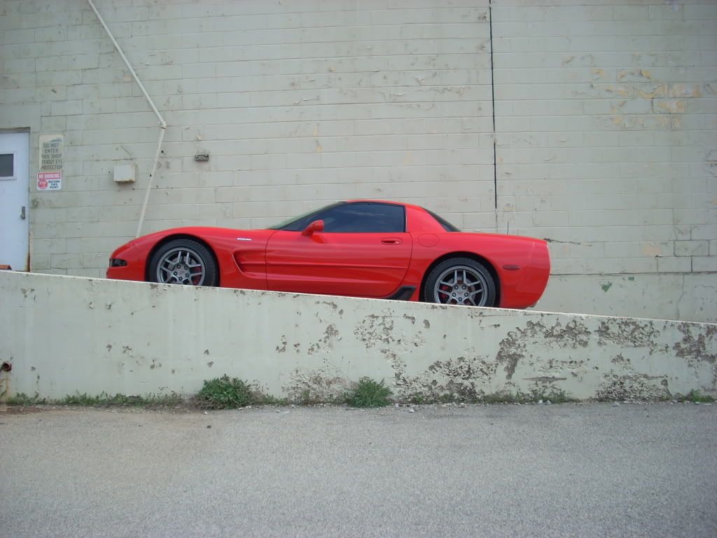 http://i582.photobucket.com/albums/ss263/sickwhtienotch/Vette%20Photos/DSCN0671.jpg