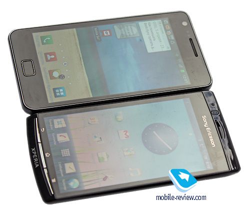 Xperia arc sized up against the Samsung Galaxy SII