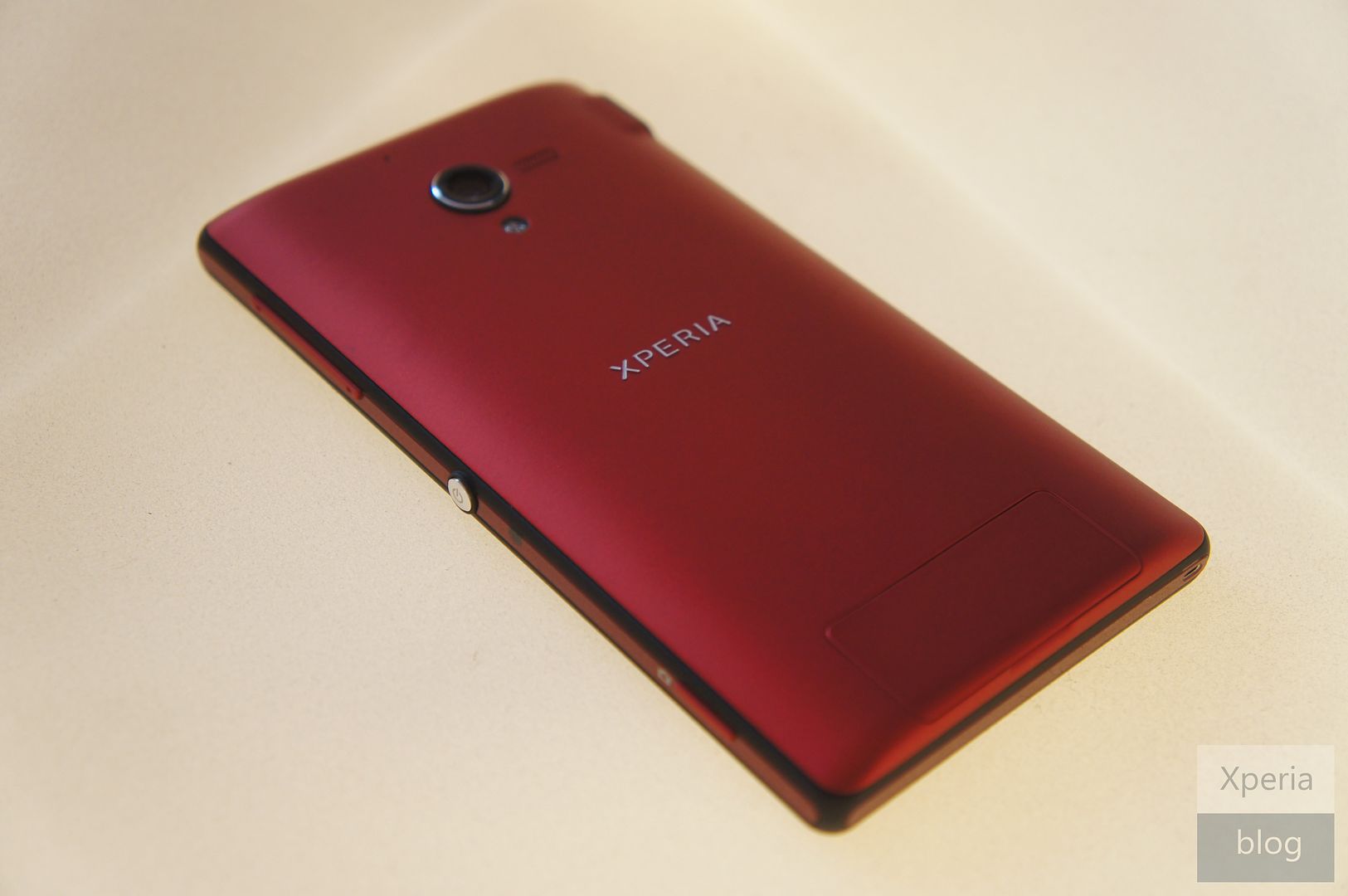 Red Xperia ZL spotted