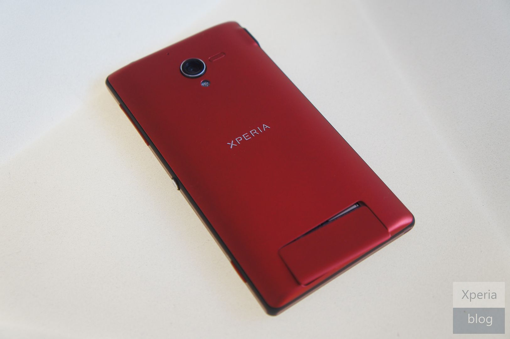 Red Xperia ZL spotted