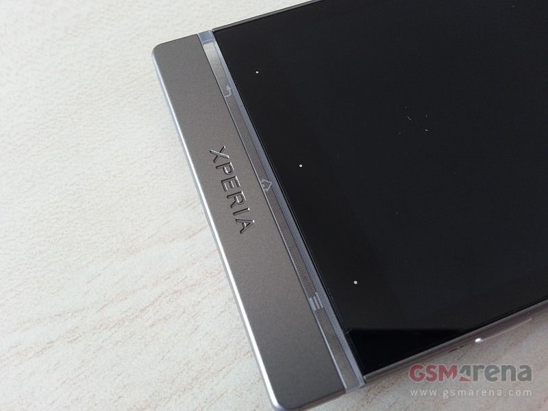 Silver Xperia SL snapped in the wild